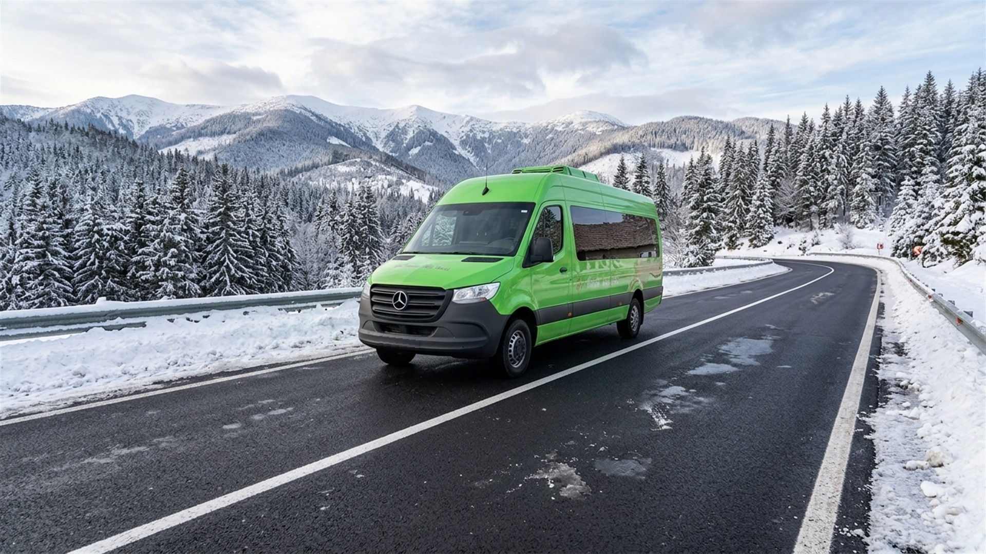 Zöld Mercedes Sprinter decemberi téli tájon - Autóbuszbérlés